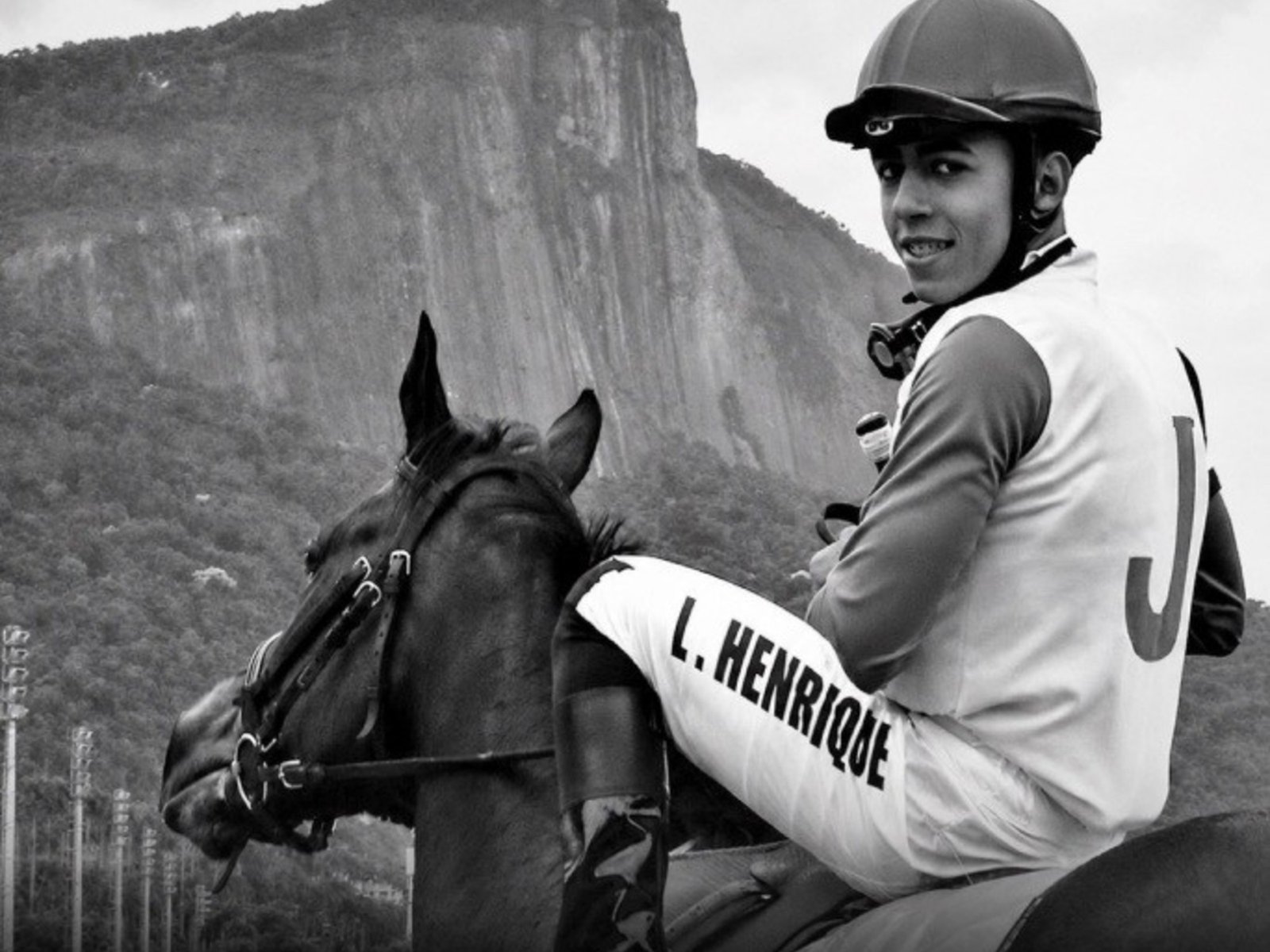 murió el jockey Leandro Henrique, tras caer abruptamente de su caballo en plena carrera