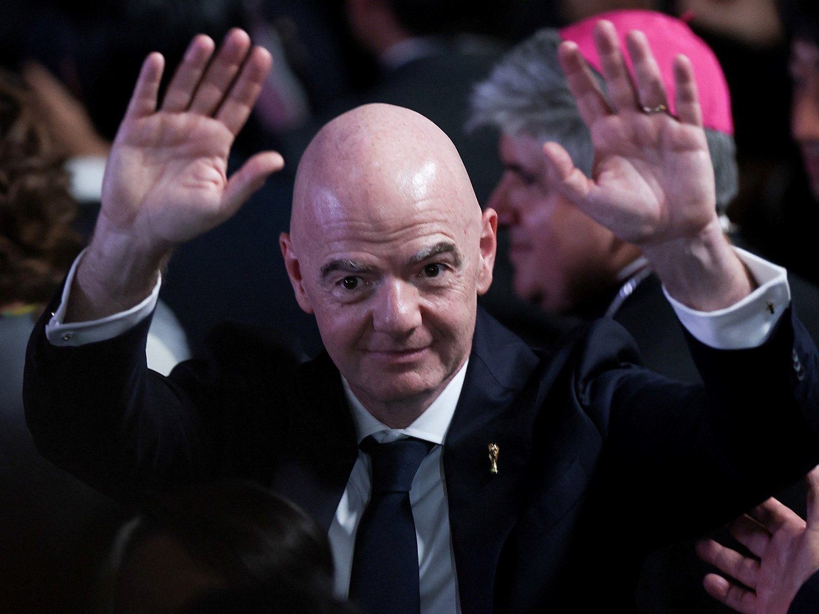 revelan un pago de la UEFA a una empleada que habría mantenido una relación con Infantino