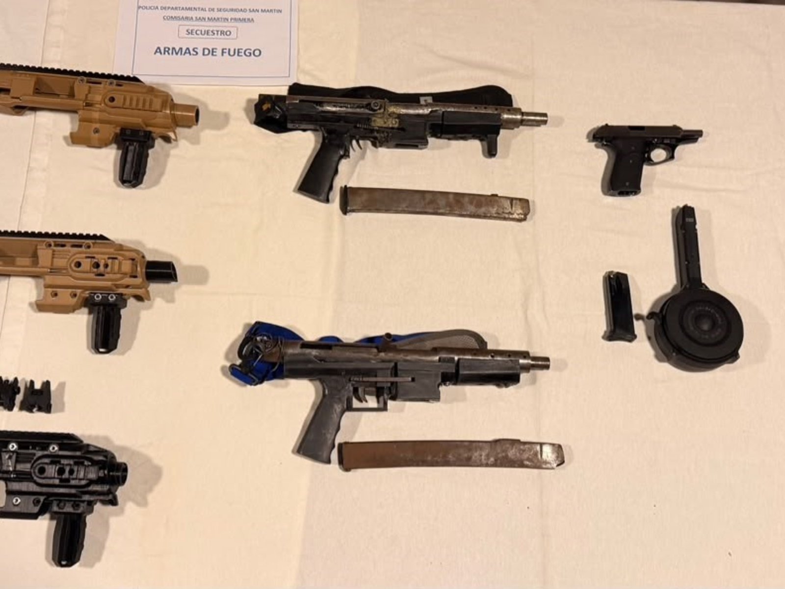 tres detenidos y un kit para armar ametralladoras