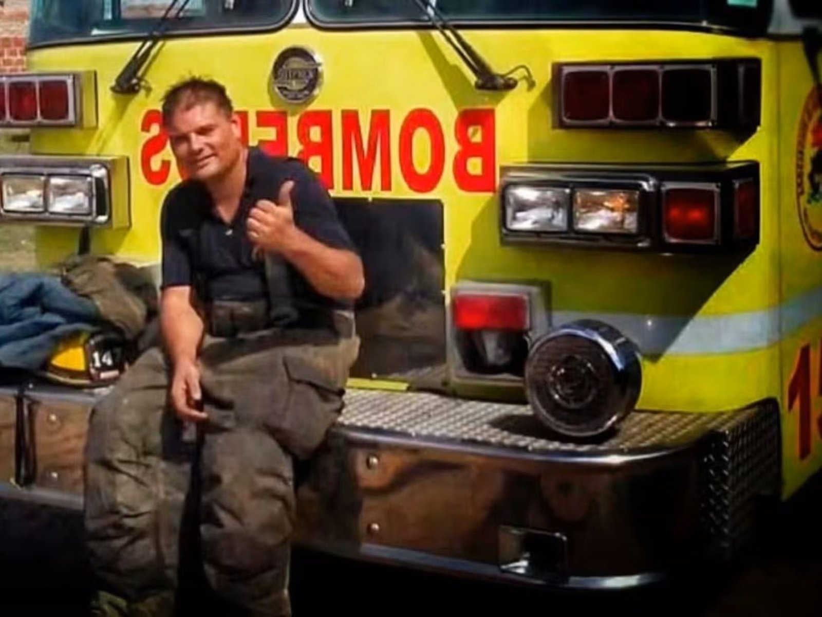 un bombero murió tras sufrir una descompensación mientras intentaba abatir un incendio en una casa