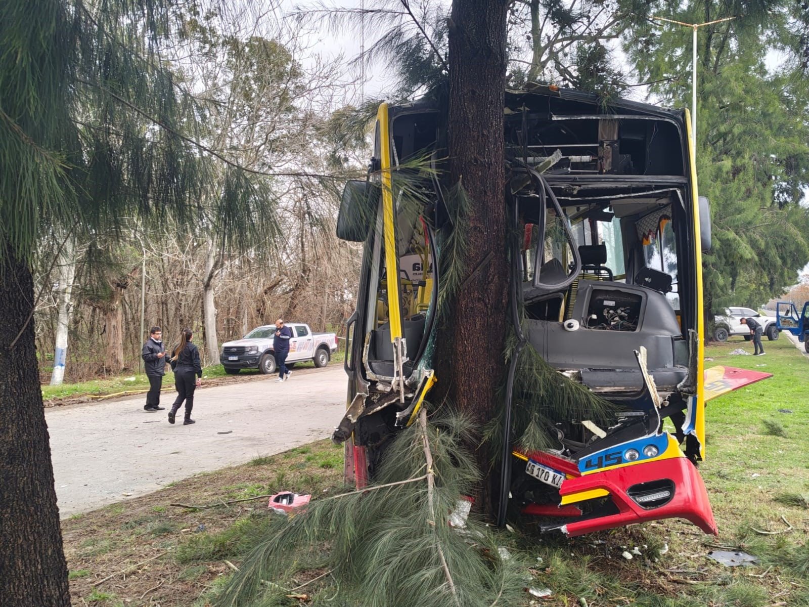 un colectivo impactó a un auto que frenó de golpe y se incrustó contra un árbol