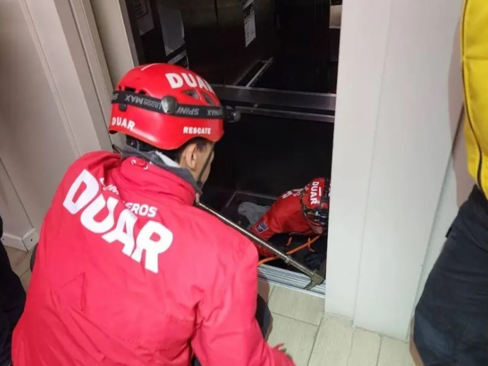 un guardia de seguridad murió tras quedar atrapado por un ascensor