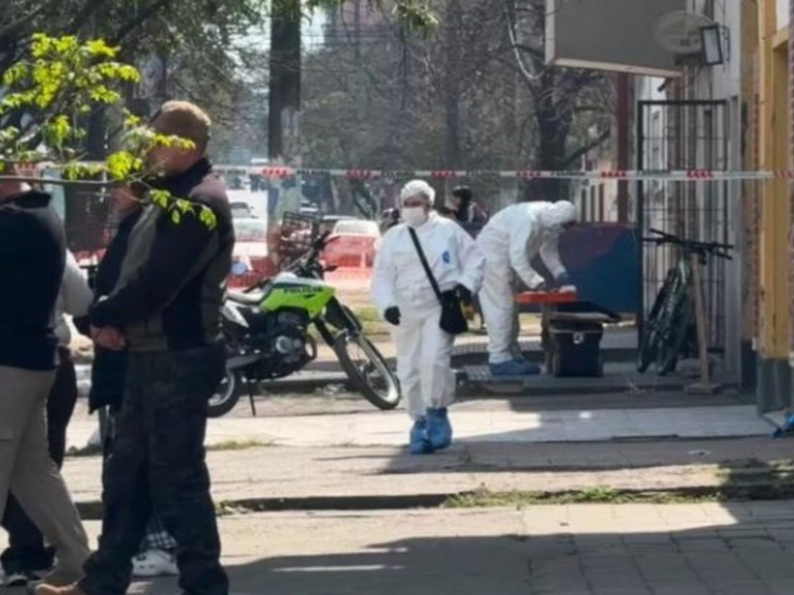 un hombre que cumplía arresto domiciliario mató a su hijo de 8 años y luego se quitó la vida