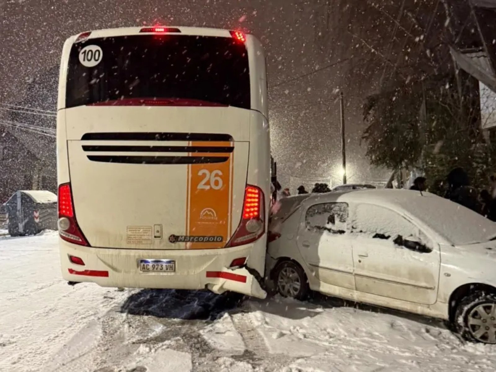 un micro con egresados patinó en el centro de Bariloche y chocó a siete autos