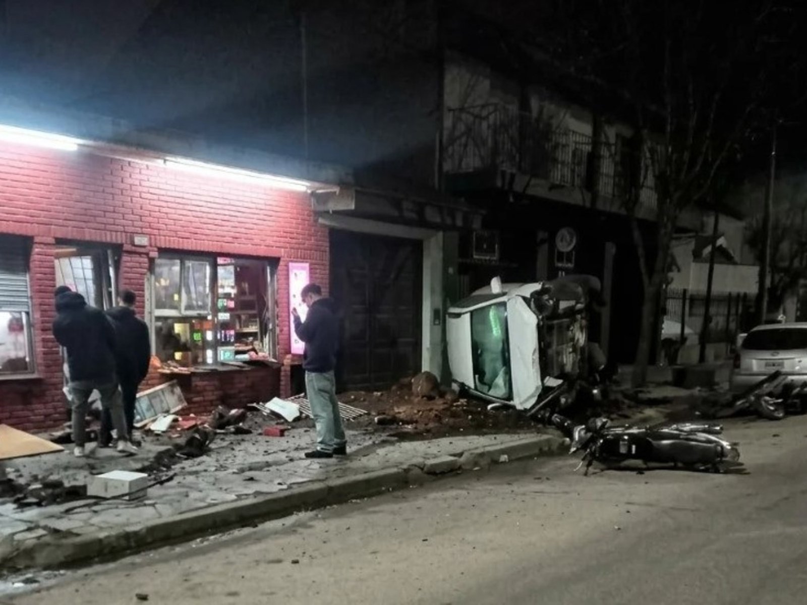 un muerto y cinco heridos por el brutal vuelco y choque de una camioneta contra un almacén