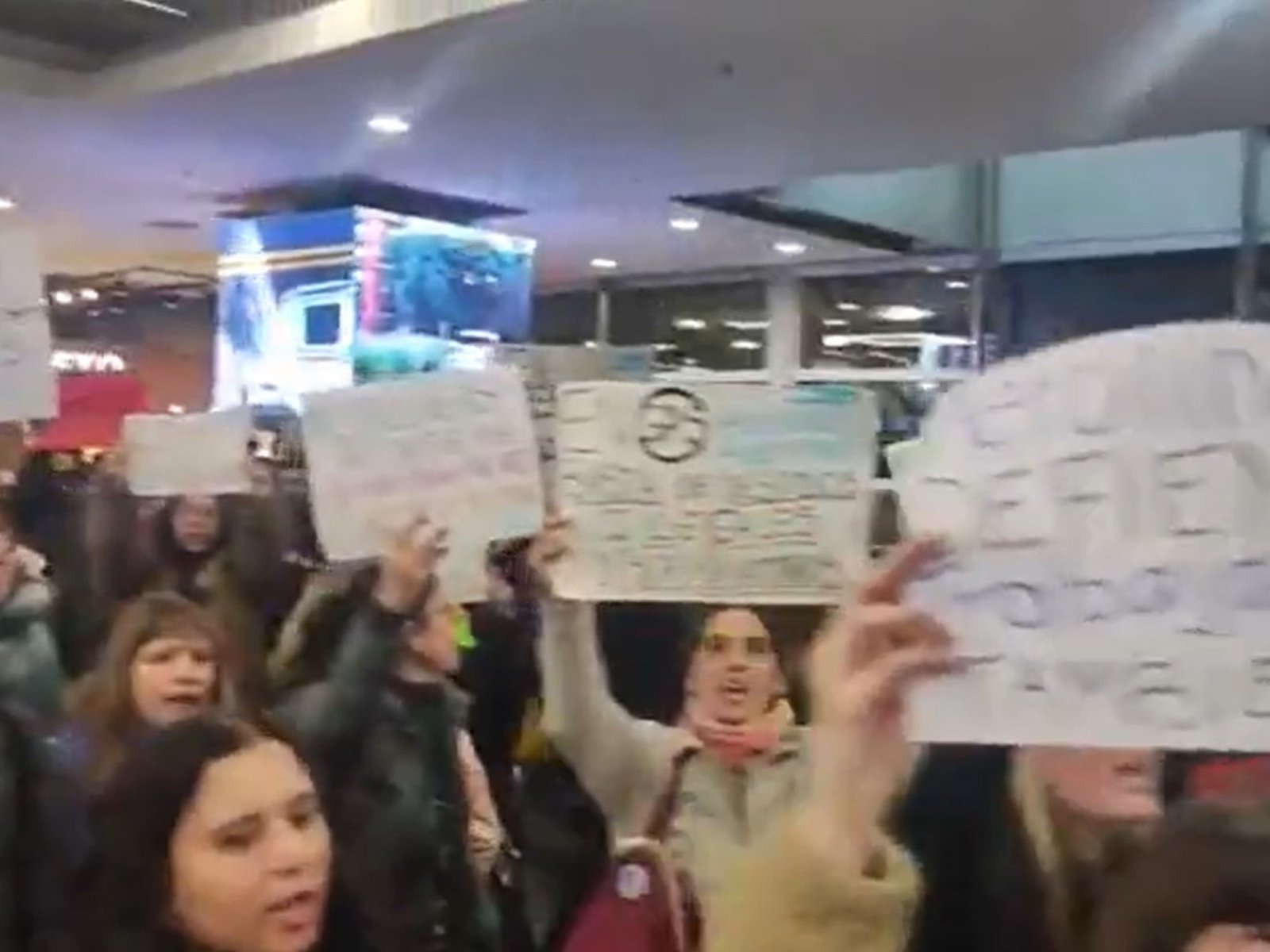 una protesta gremial provoca demoras en los mostradores en la previa del fin de semana largo