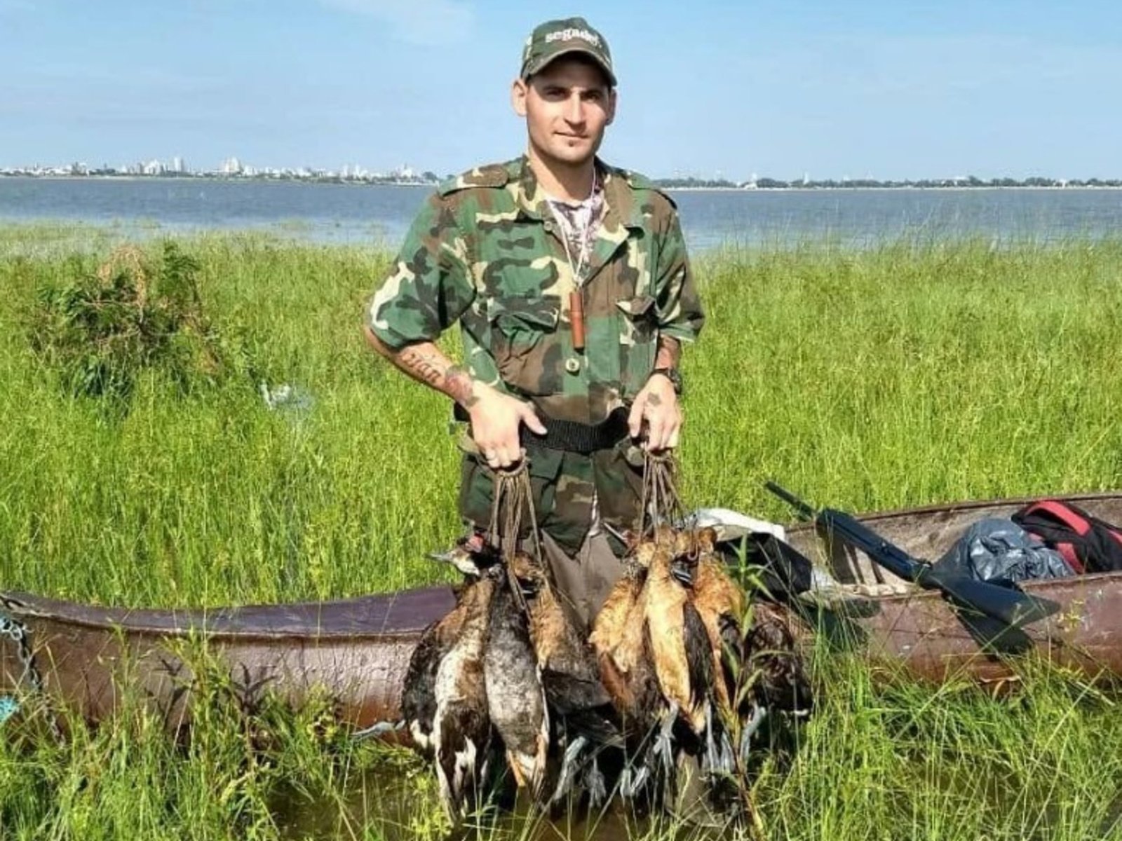 Acusan a un influencer de matar a cientos de aves protegidas y subirlo a sus redes