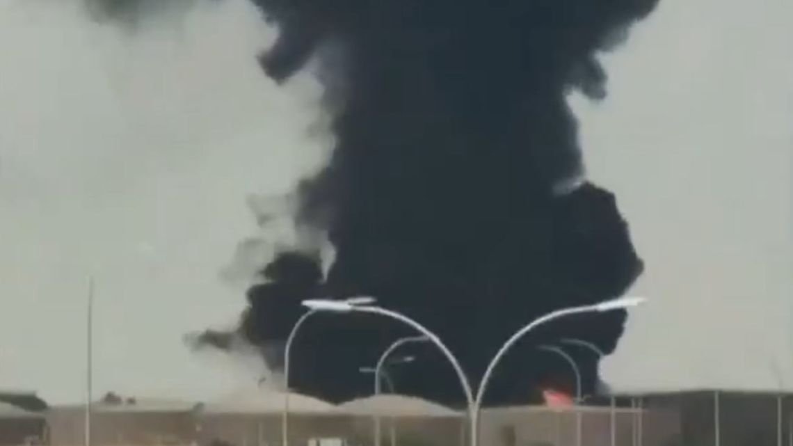 Alerta aérea en Arabia Saudita: atacaron instalaciones cerca del aeropuerto de Riad y refinerías petroleras