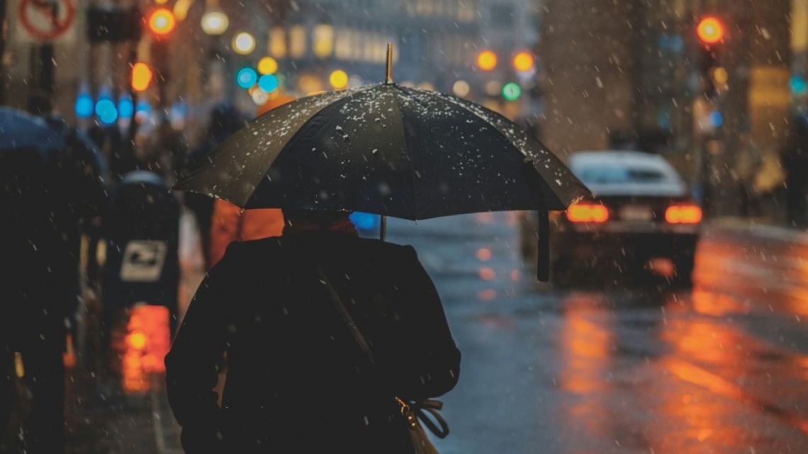 Alerta por tormentas fuertes en Buenos Aires: a qué hora mejora el clima este jueves