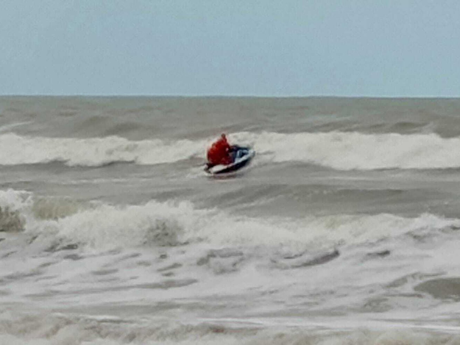 Amplían la búsqueda de los dos kayakistas que desaparecieron en el mar en Santa Teresita