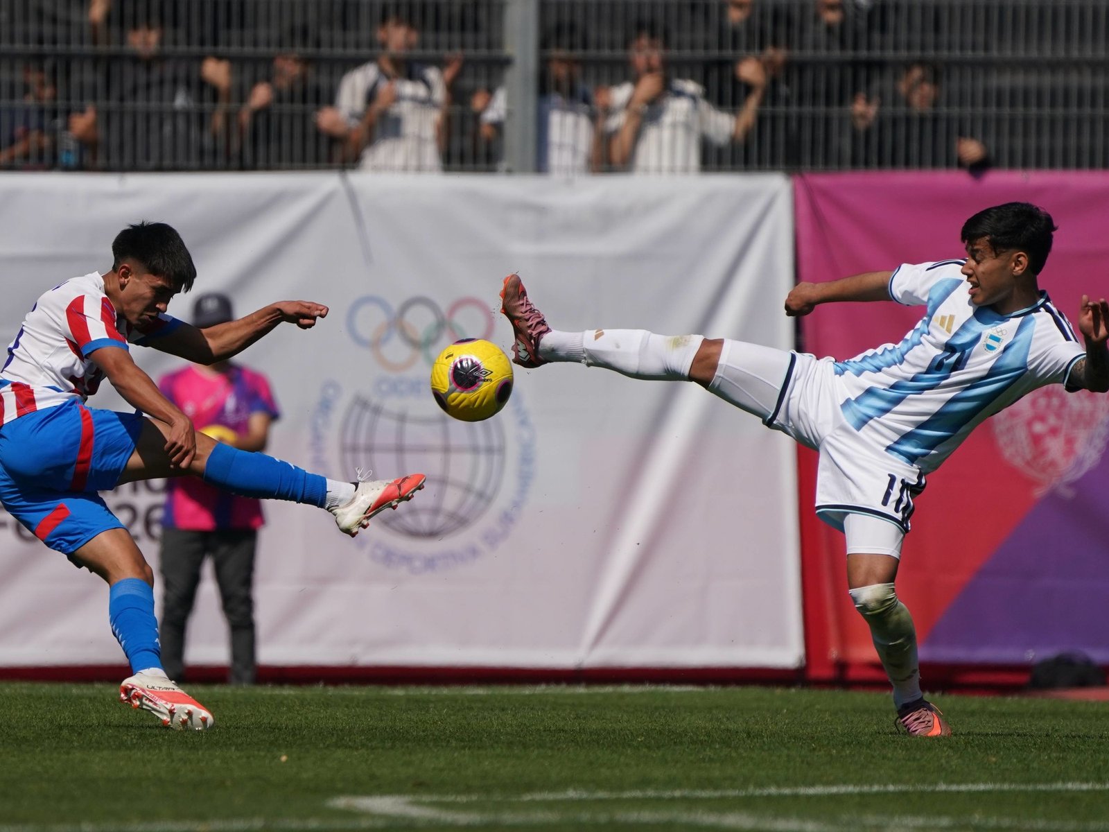Argentina debutó en fútbol y armó una fiesta en cancha de Newell's pero terminó cayendo con Paraguay