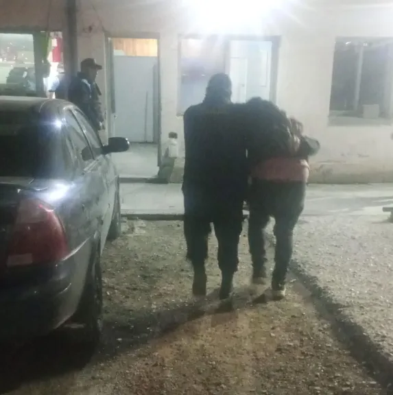 Asaltaron un drugstore, escaparon por los techos y un policía terminó herido de un piedrazo