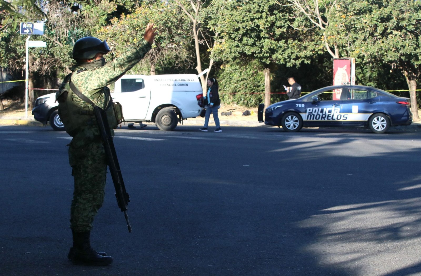 Un militar custodia la calle Cuernavaca, en Morelos (México).