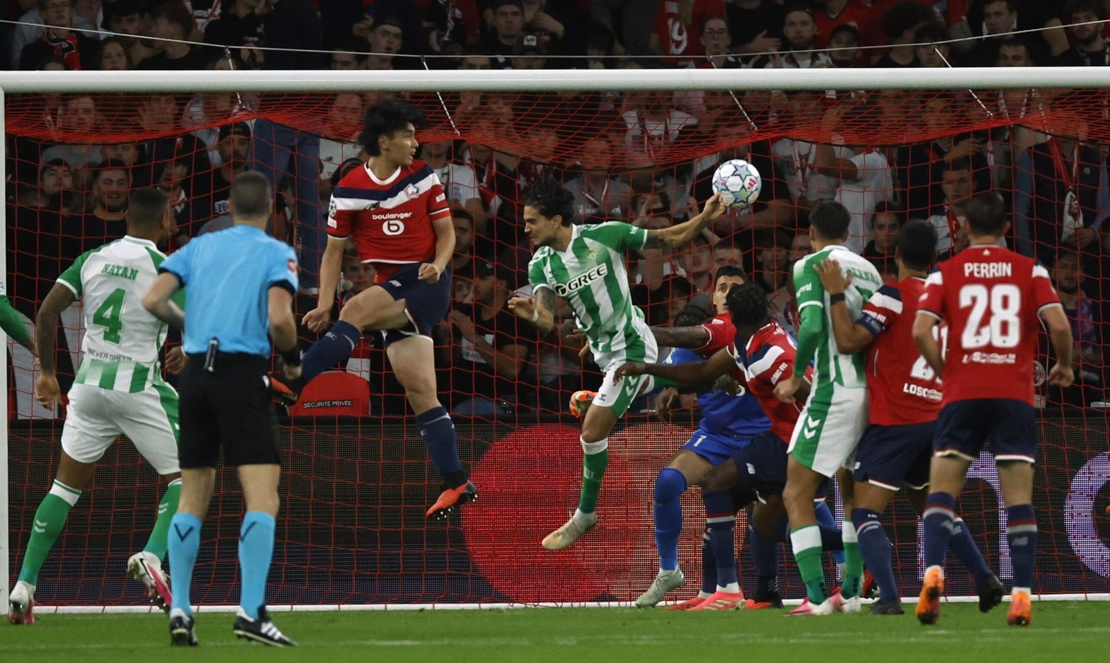 Bartra impulsa a un Betis que se estrena con victoria en Lille