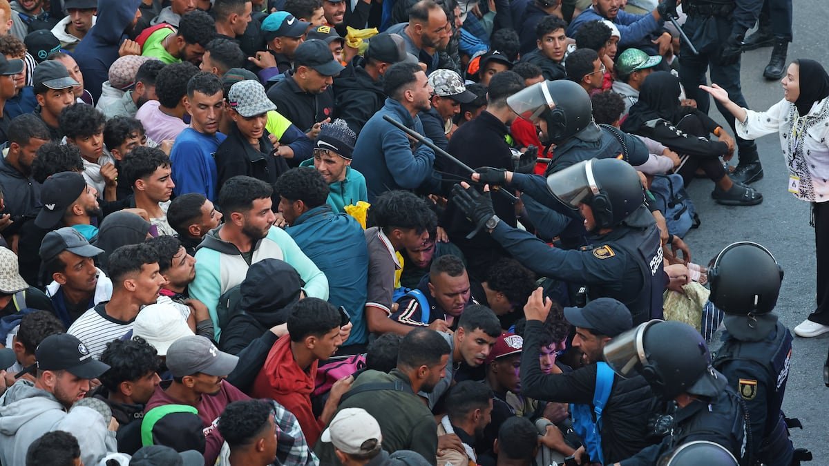 Caos y disparos al aire: la operación de realojo termina con miles de inmigrantes de vuelta a las playas | España