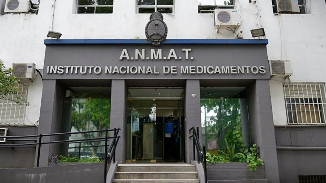 Choque entre gremios y Gobierno por la ANMAT: sindicatos denuncian freno a insumos críticos y el Gobierno lo desmiente