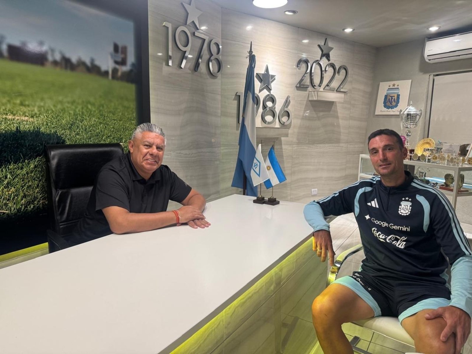 Claudio Chiqui Tapia se mostró con Lionel Scaloni y AFA anunció el inicio de “las charlas de renovación” del DT al frente de la Selección Argentina