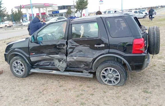 Colisionaron en plena rotonda y una camioneta terminó volcada