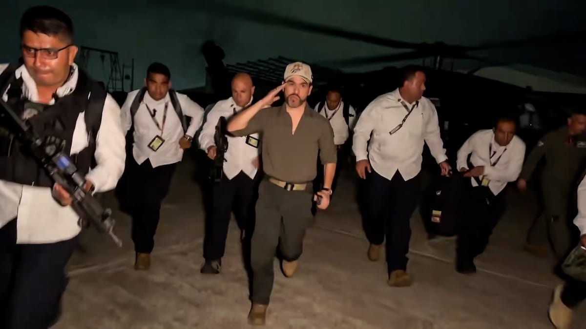 Con pistola, chaleco antibalas y música épica: Abelardo de la Espriella difunde el video de su patrullaje en una Santa Marta atemorizada