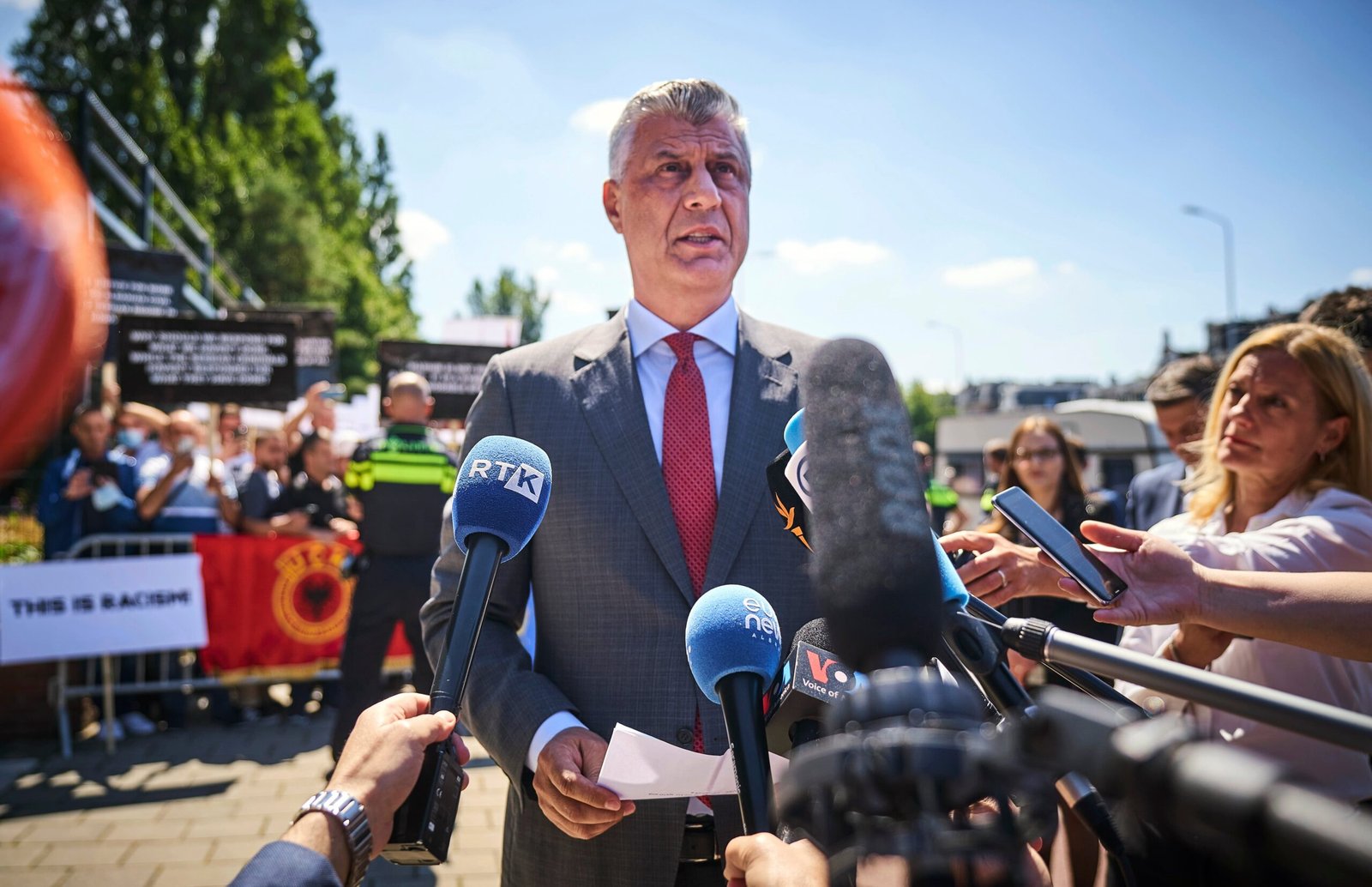 Condenado a 25 años de cárcel el expresidente de Kosovo Hashim Thaçi por crímenes de guerra