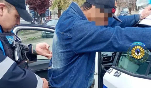 Detienen a un hombre por el robo de un celular en el centro de Trelew