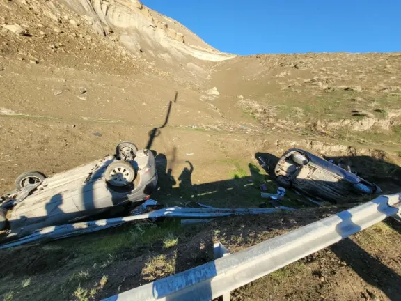 Dos autos volcaron en la curva del cenotafio en Comodoro Rivadavia
