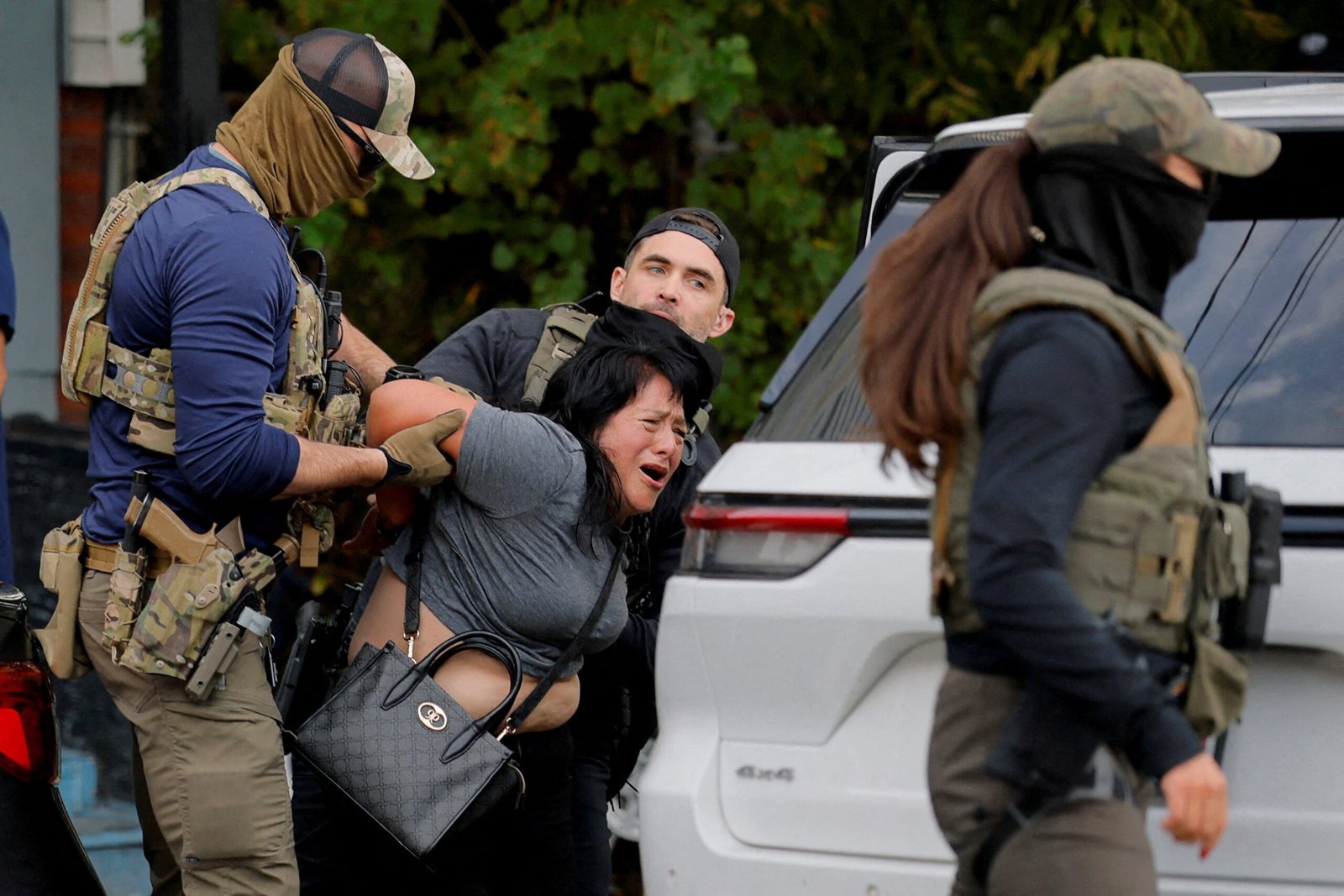 El ICE prepara “instalaciones móviles” para detener a migrantes durante los operativos de arresto