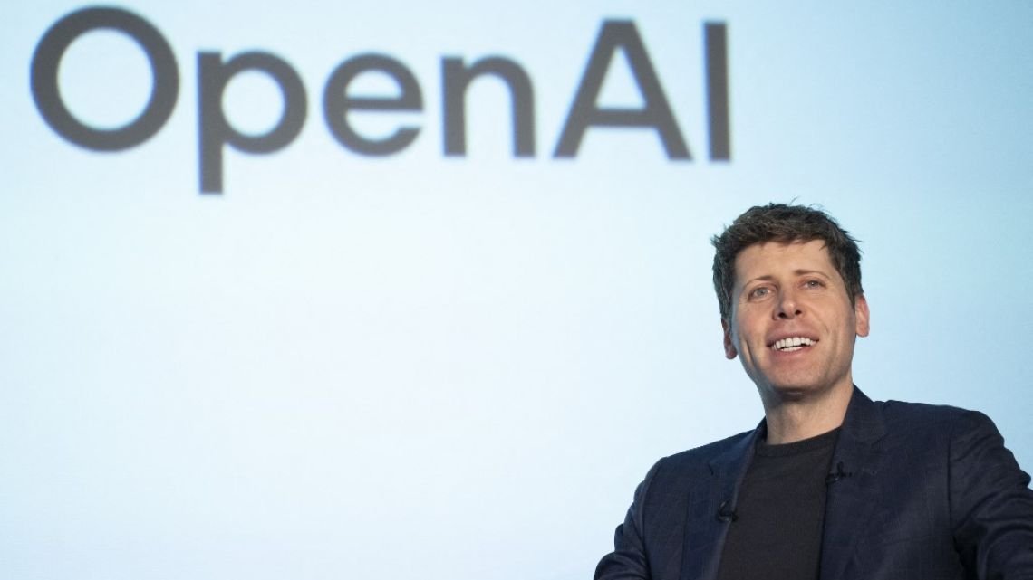 El director ejecutivo de OpenAI anunció que la empresa no saldrá a la bolsa este año y habló de los temores que genera esta tecnología