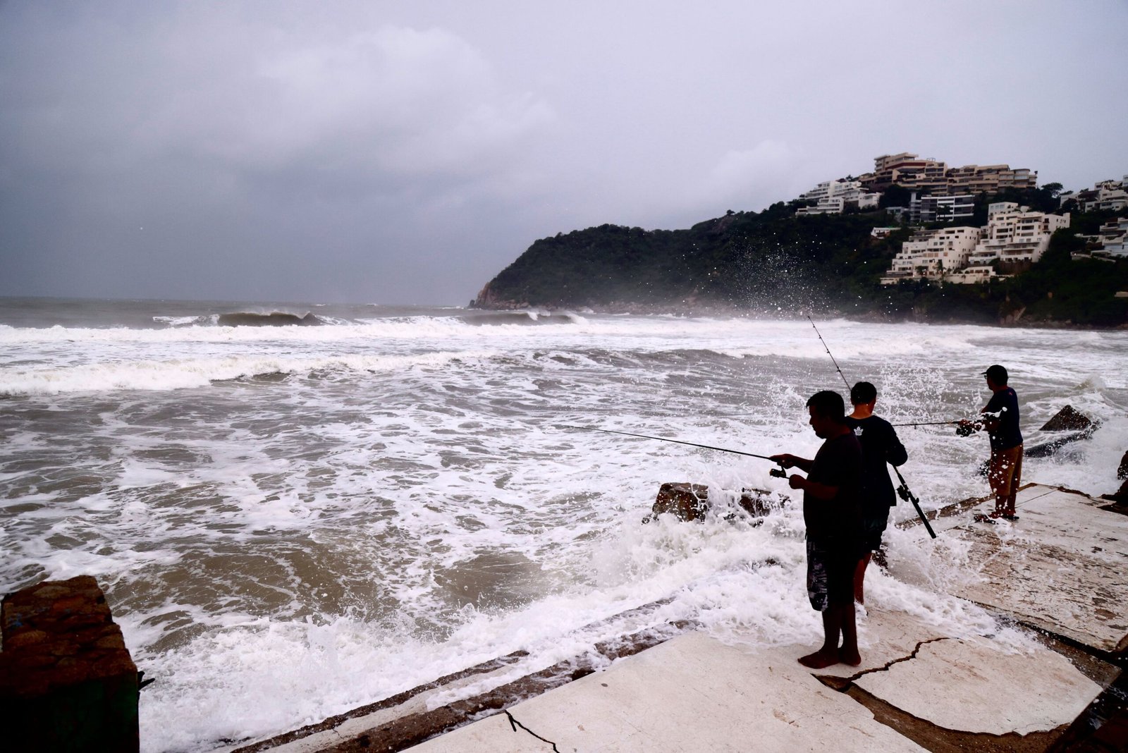 Habitantes salen a pescar, previo a la llegada del Huracán ‘Polo’, en Playa Revolcadero, en Acapulco, Guerrero, este miércoles.