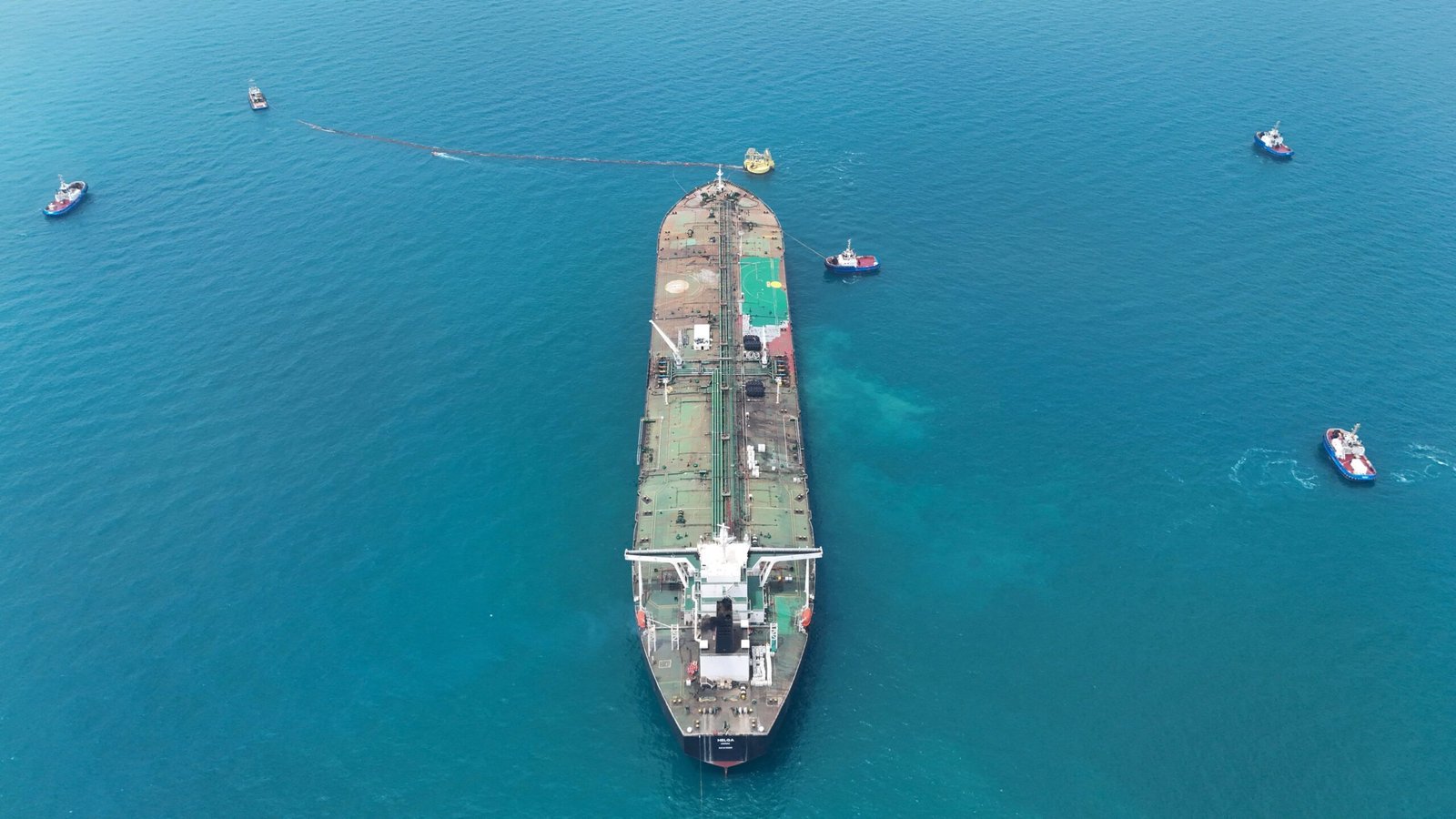 El petróleo ‘brent’ acelera y roza los 106 dólares el barril tras la toma por los hutíes de un puerto en el mar Rojo