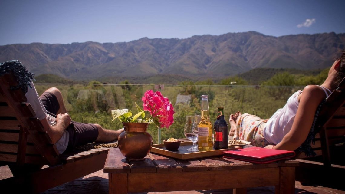 Escapada en pareja a Córdoba: el hotel boutique al pie de las Altas Cumbres que combina jacuzzi panorámico, hogar a leña y gastronomía regio