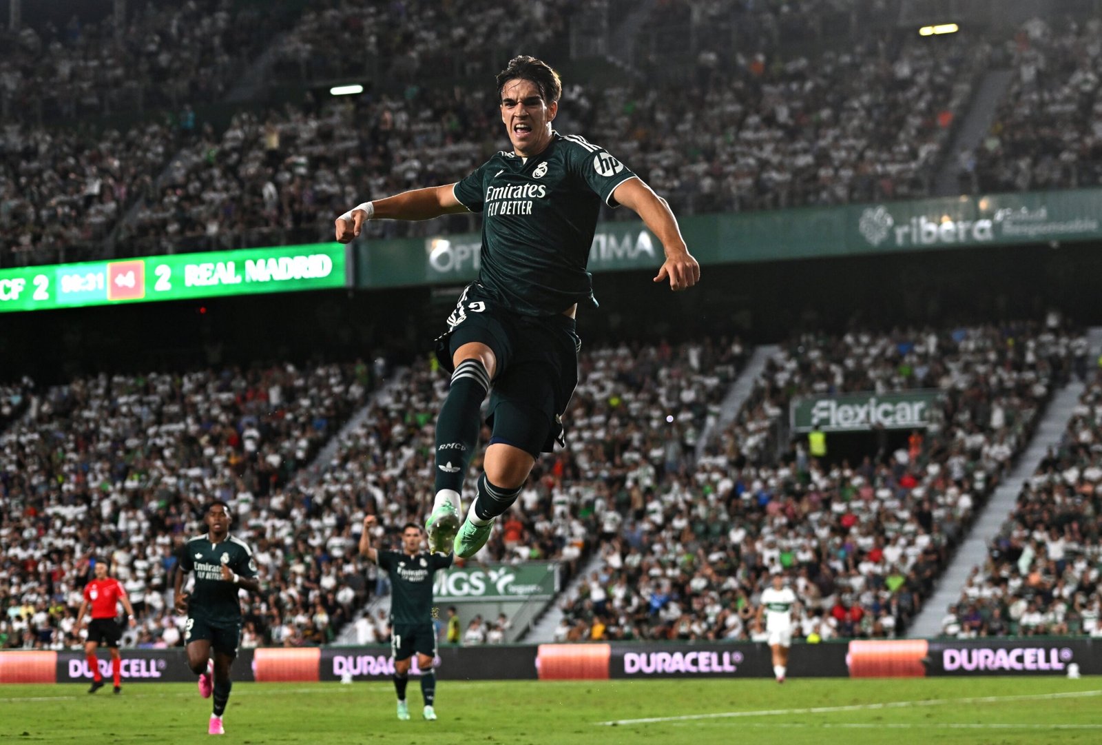 Espí vuelve a rescatar a un Real Madrid que se desconectó ante el Elche
