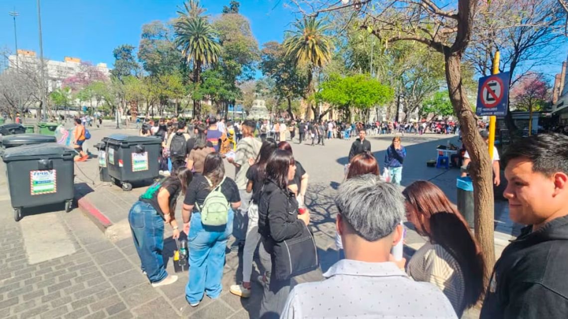 Fila de cinco cuadras de "esperanza" en el centro de Córdoba: hasta 10.000 personas buscaron trabajo en un día