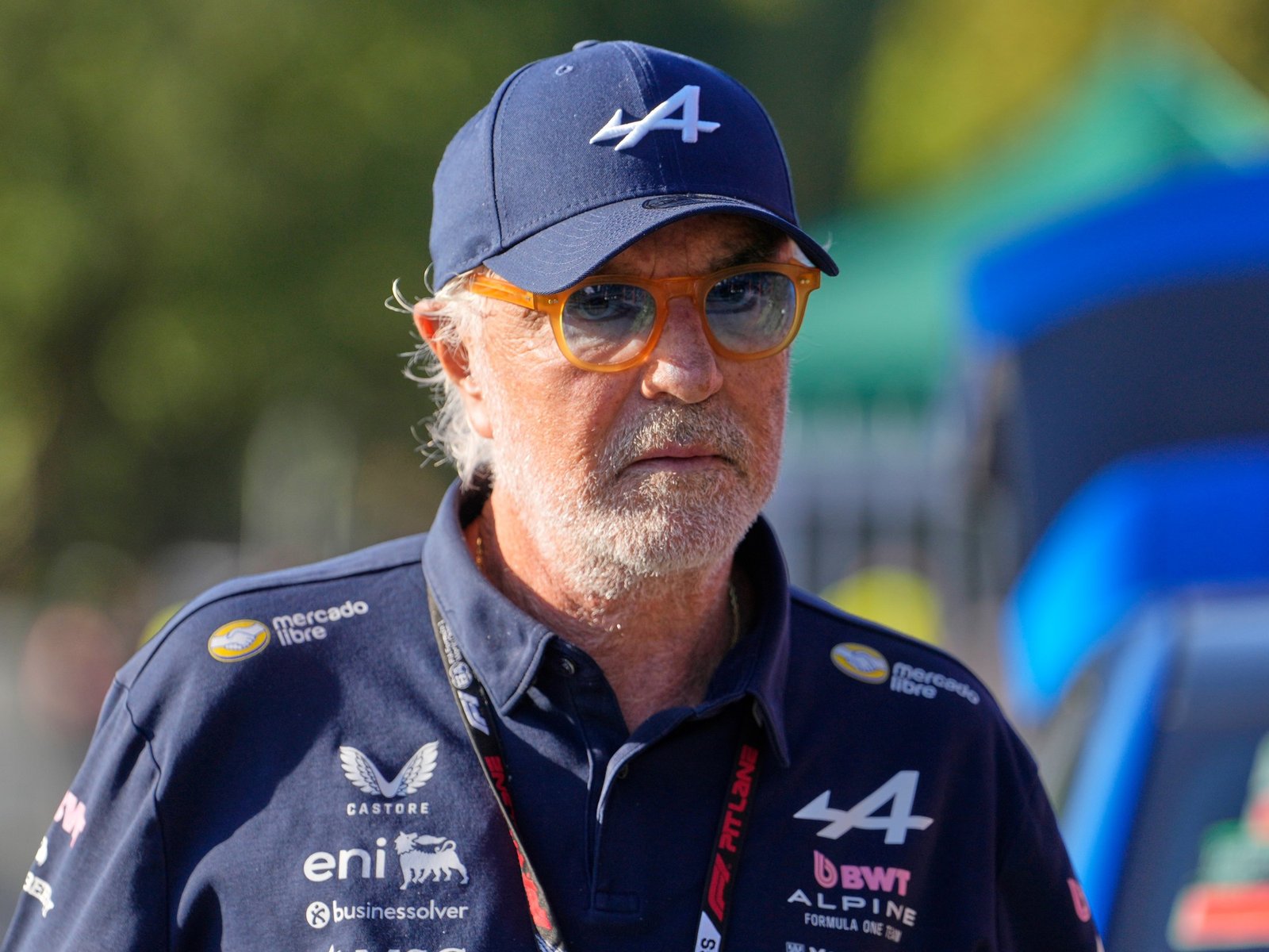 Flavio Briatore explotó tras el fallo contra Alpine y denunció que uno de los jueces recibió “dos o tres coches” de McLaren