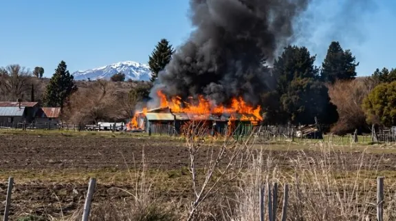 Incendio en Trevelin: una estructura quedó totalmente destruida por el fuego