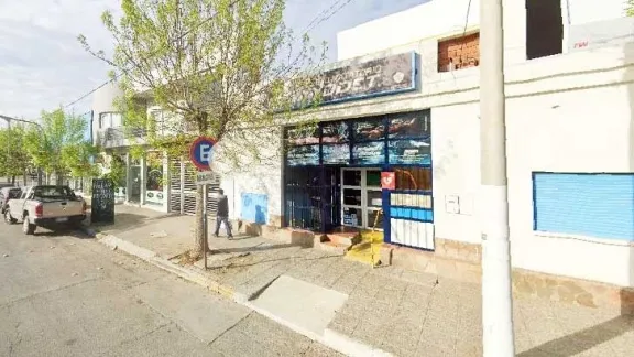 Intentó robar en un natatorio, escapó por los patios y descubrieron que tenía pedido de captura