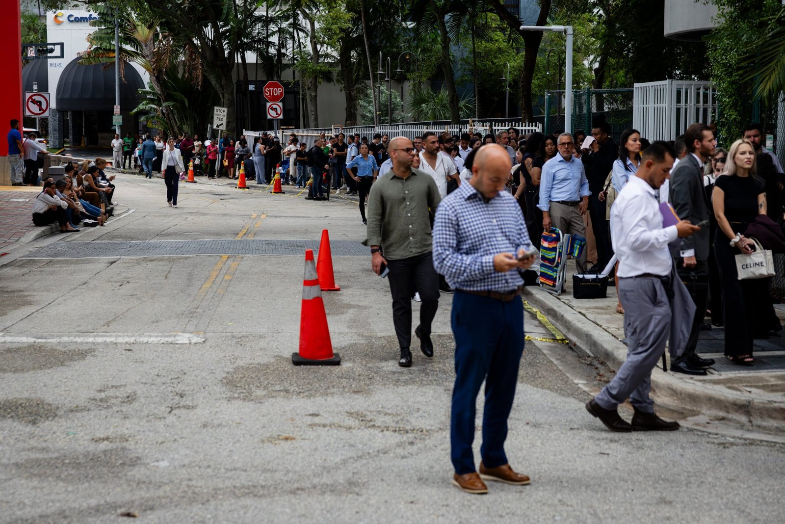 Larga fila al exterior de la Corte de Inmigración de Miami, este jueves.