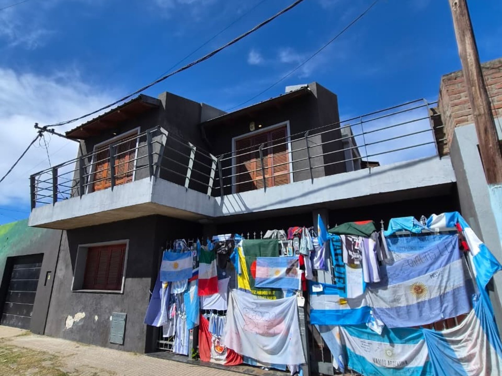 La casa de Messi está a metros de la Villa Suramericana y es un santuario para todas las delegaciones :: Olé