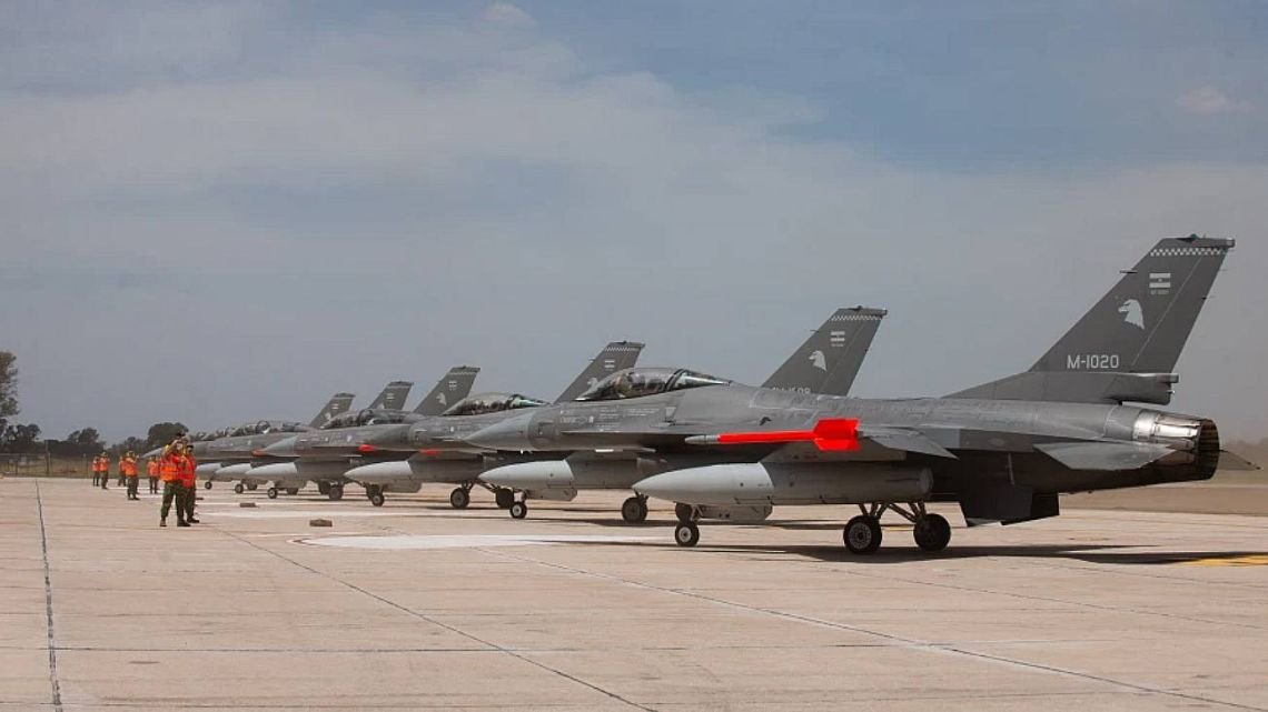 La segunda tanda de aviones de caza F-16 despegó hacia Argentina tras la oficialización del Ministerio de Defensa