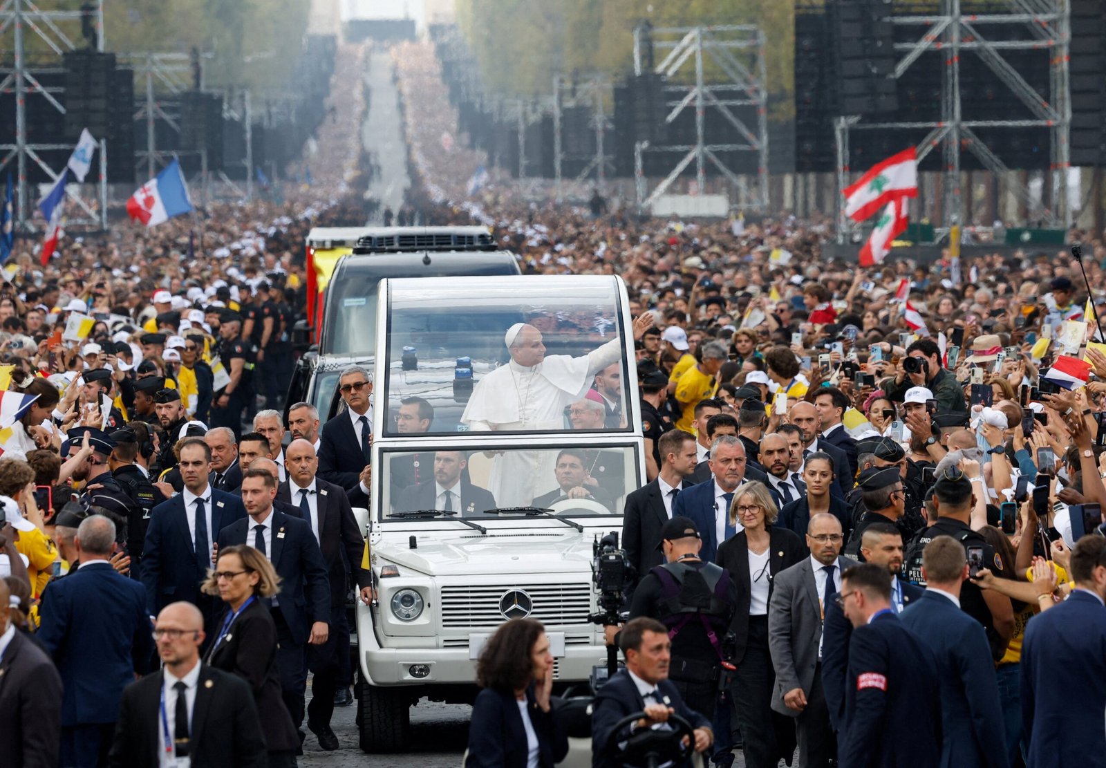 León XIV triunfa en París con una misa multitudinaria ante 800.000 personas