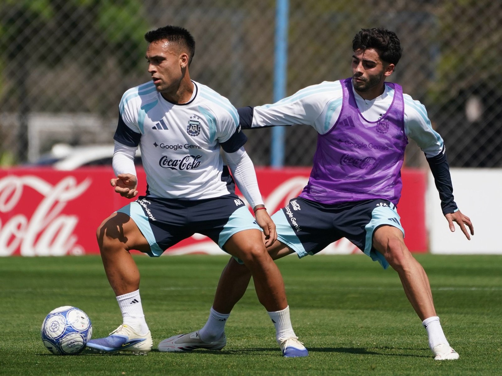 Lionel Scaloni mueve las piezas y busca una solución para el viejo problema de la Scaloneta