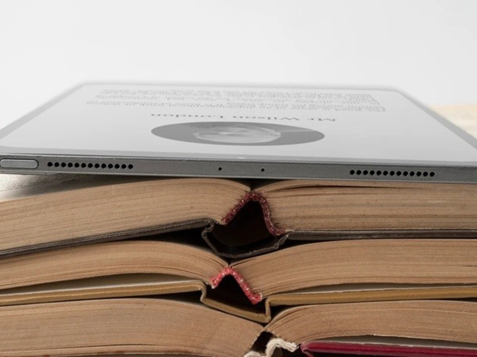 Los lectores califican mejor los textos de IA cuando creen que son humanos