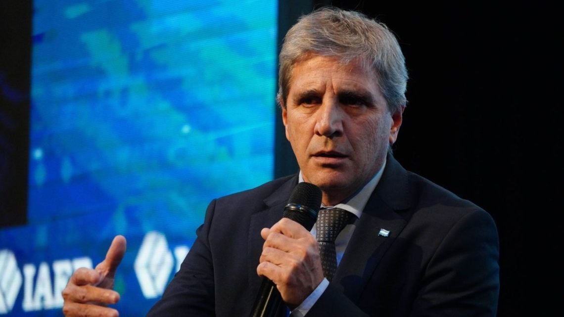 Luis Caputo celebró el sobreseimiento de sus hermanos en la causa donde eran investigados y afirmó que fueron víctimas de una persecución