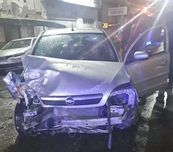 Manejaba ebrio, chocó a tres autos estacionados y debieron resguardarlo de la furia de los vecinos