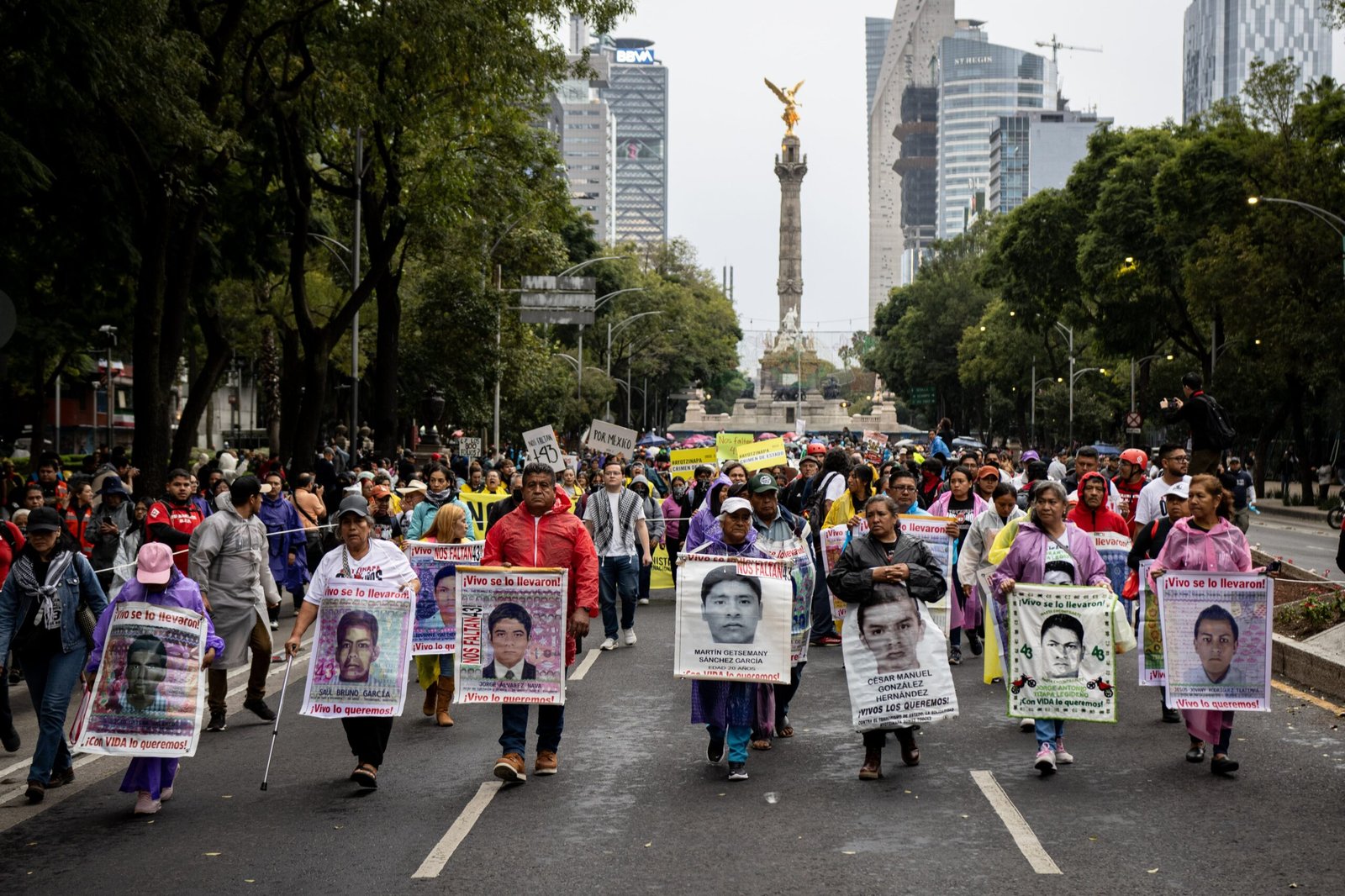 Marcha por la desaparición de 43 estudiantes de la Escuela Normal Rural de Ayotzinapa, en Ciudad de México, el 26 de septiembre de 2025.