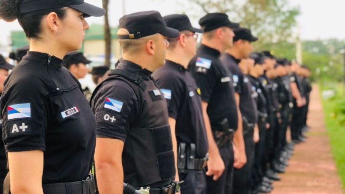 Misiones: se entregó un excomisario al que acusan de abusar de sus dos hijastras