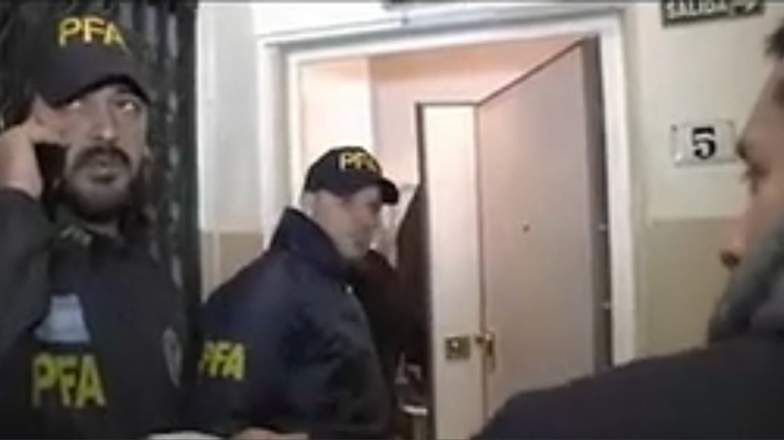 Nuevas imágenes del allanamiento a Cristina Kirchner: así era el vestidor detrás de una puerta blindada