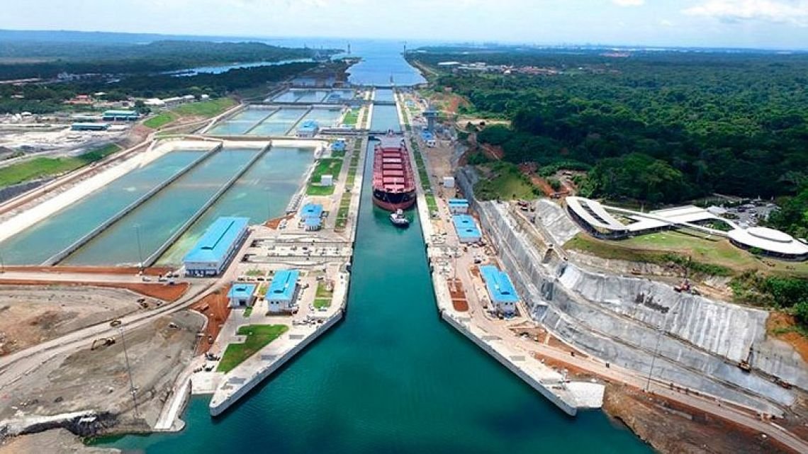Por El Niño, el canal de Panamá reduce el tránsito de buques