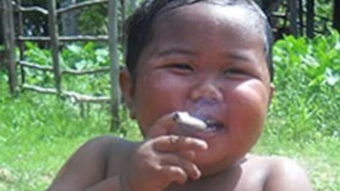 Qué fue de Ardi Rizal, el nene que fumaba 40 cigarrillos por día y se volvió famoso en 2010
