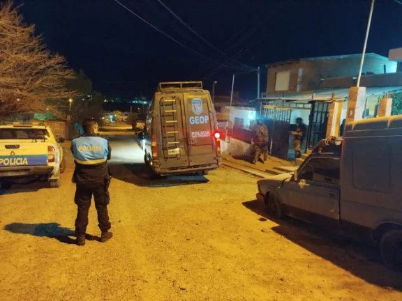 Salió con un arma en una pelea, apuntó a policías y terminó detenido